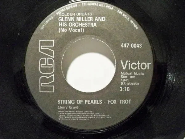 Glenn Miller And His Orchestra : In The Mood / A String Of Pearls (7", RE)