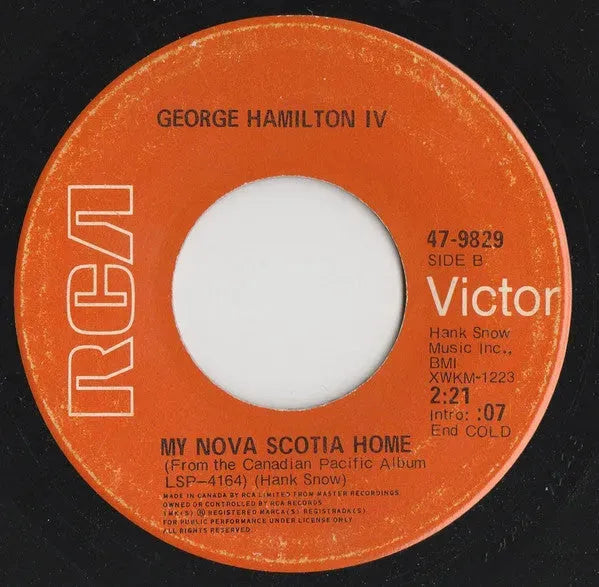 George Hamilton IV : She's A Little Bit Country (7", Single)